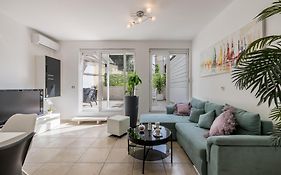 Leona Apartment